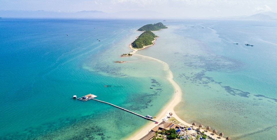 Con đường giữa biển tại Đảo Điệp Sơn. Ảnh: Quy Nhơn Tourist