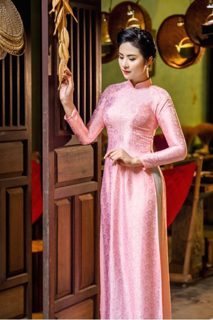 Theo họa sĩ Nguyễn Đức Bình, áo dài giúp những loại vải truyền thống của Việt Nam như lụa tơ tằm, thổ cẩm, the... có thể bước ra thế giới. Ảnh: ĐNH