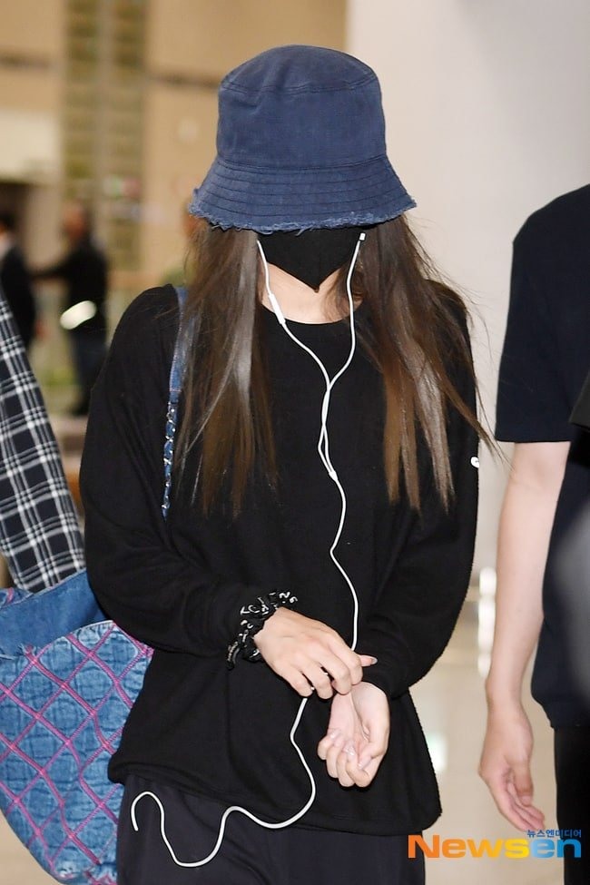 Jennie đáp chuyến bay về Hàn ngày 23/6. Móng tay tỉa oval và có độ dài tương đồng với cô gái trong ảnh.