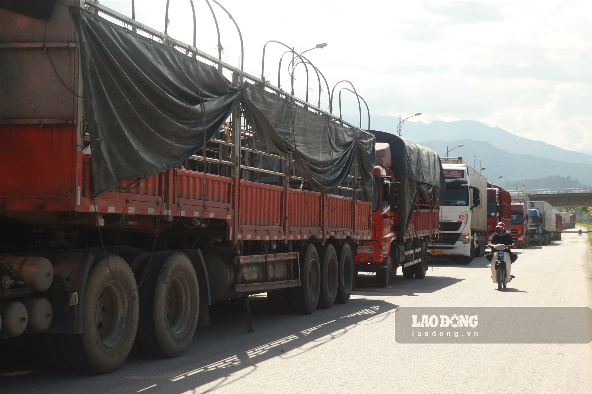 Theo thông tin từ Lực lượng quản lý cửa khẩu Lào Cai, do hoạt động xuật xuất nhập khẩu tại cửa khẩu gặp nhiều khó khăn bị chậm lại trong một vài ngày qua đã dẫn tới hiện có hơn 1.000 phương tiện chở hàng bị “mắc kẹt” tại khu vực cửa khẩu Lào Cai, tỉnh Lào Cai.