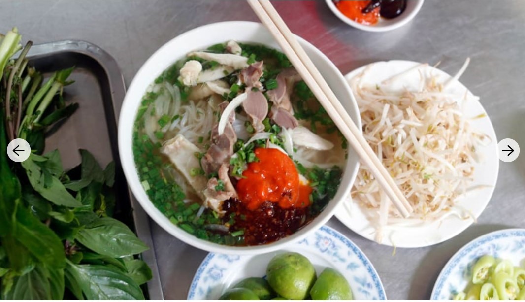 Món ăn Việt Nam: Với hơn 3000 năm lịch sử văn hóa ẩm thực, món ăn Việt Nam nổi tiếng đa dạng và phong phú. Với chế biến độc đáo, từng món ăn đều có hương vị đặc trưng của một vùng miền khác nhau và mang đến những trải nghiệm tuyệt vời cho thực khách.