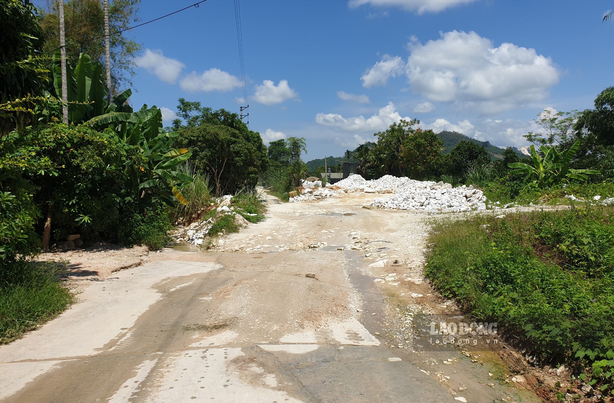 Cn đường liên thôn bị chia cắt bởi những bùn thải, đá vụn.