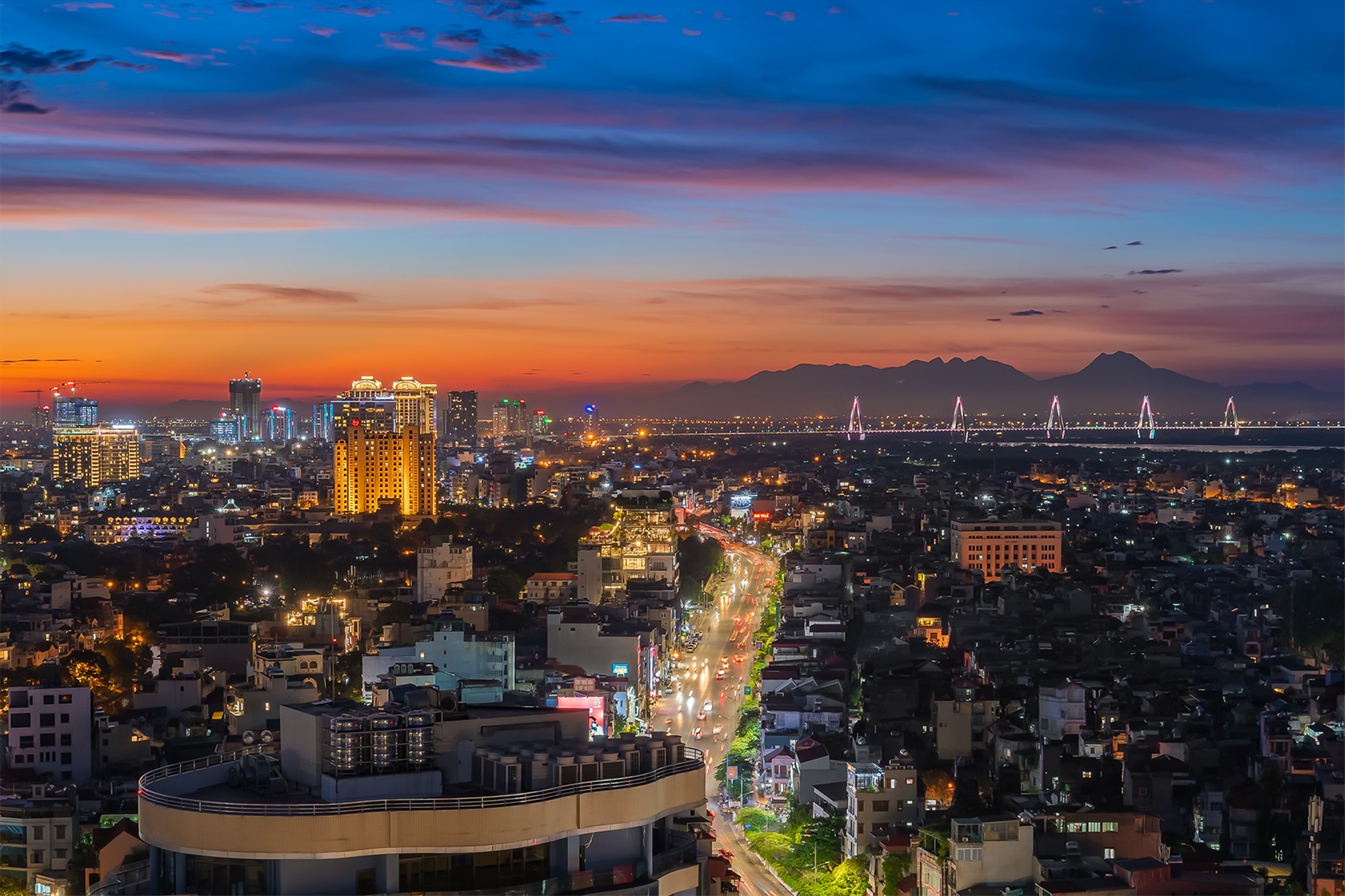 Nếu có dịp ghé thăm Việt Nam vào mùa thu, chắc chắn du khách nên thử đến Hà Nội để tận hưởng bầu không khí tươi mát, trong lành và cuộc sống náo nhiệt, vui tươi của thành phố đẹp nhất mùa thu.