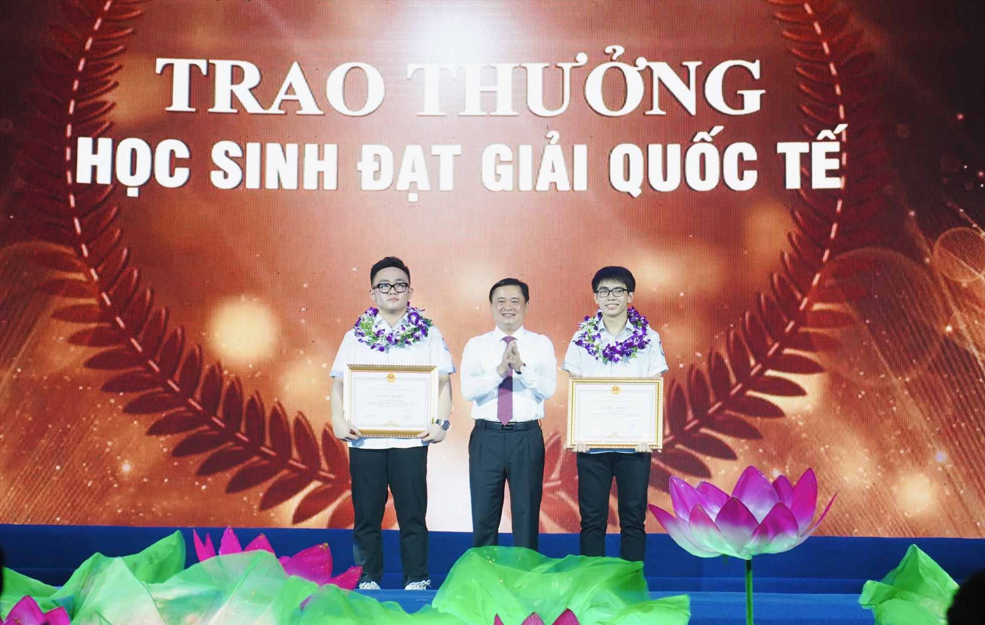 Bí thư Tỉnh ủy Thái Thanh Quý trao Bằng khen của UBND tỉnh cho các em học sinh đạt giải quốc tế. Ảnh: Quỳnh Trang