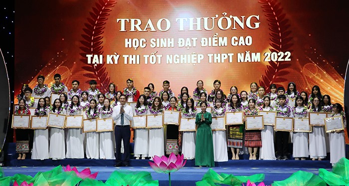 Phó Bí thư Tỉnh ủy Hoàng Nghĩa Hiếu và Chủ tịch Ủy ban MTTQ tỉnh Võ Thị Minh Sinh trao thưởng cho các em học sinh đạt điểm cao trong Kỳ thi tốt nghiệp THPT năm 2022. Ảnh: Quỳnh Trang