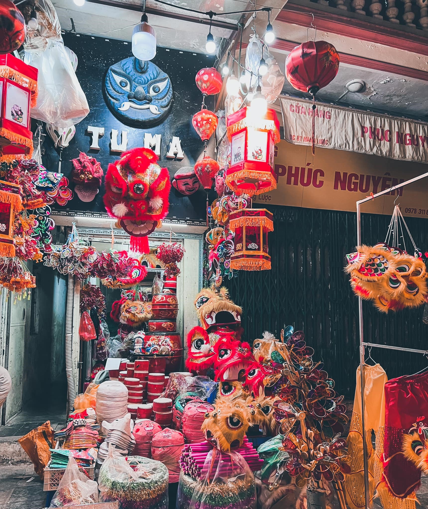 Hầu hết vật dụng bày bán tại đây được làm thủ công từ các hộ gia đình đã sống ở Hàng Mã lâu đời.