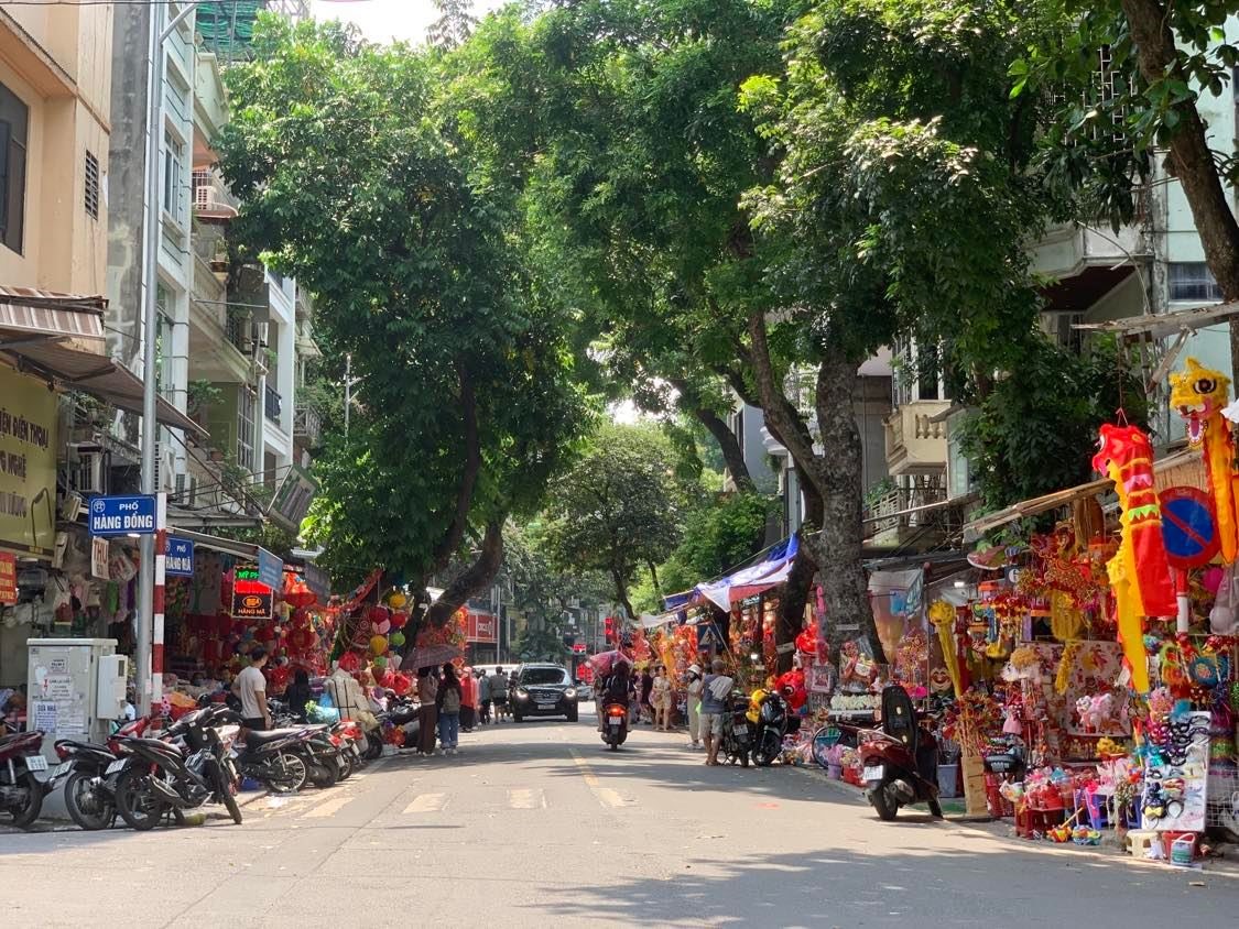 Con phố thời điểm vắng khách hiếm hoi giữa trưa nắng.