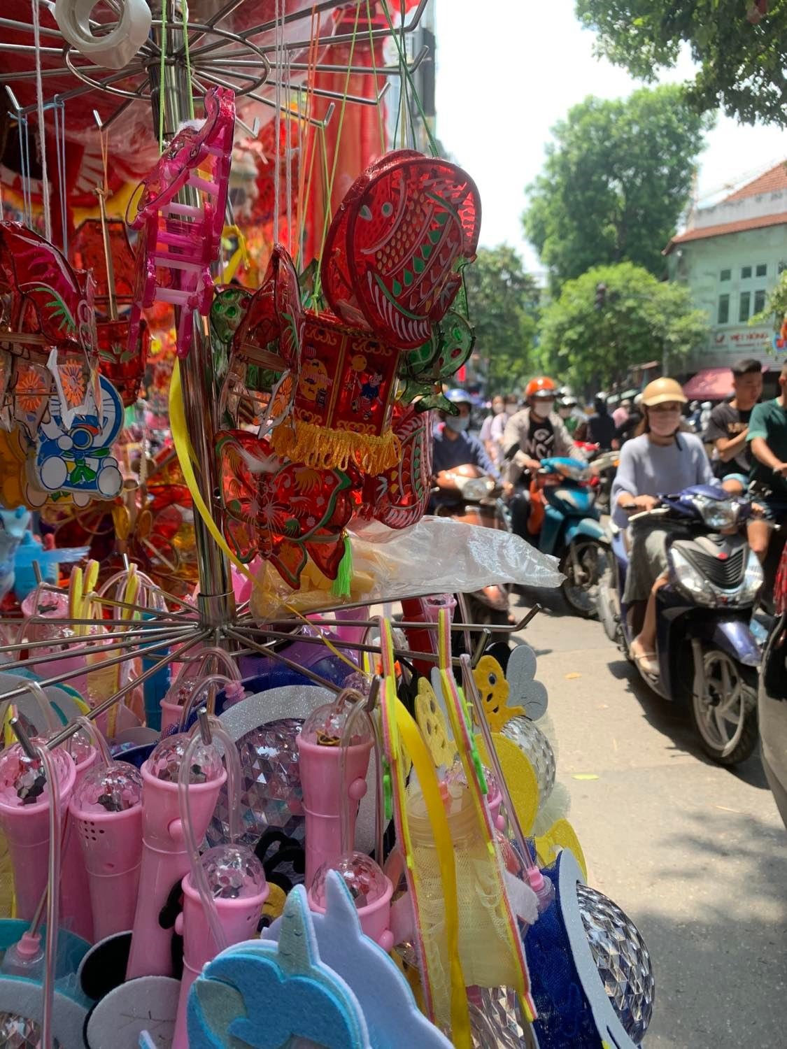 Khu phố tấp nập người qua lại dù là ban ngày.