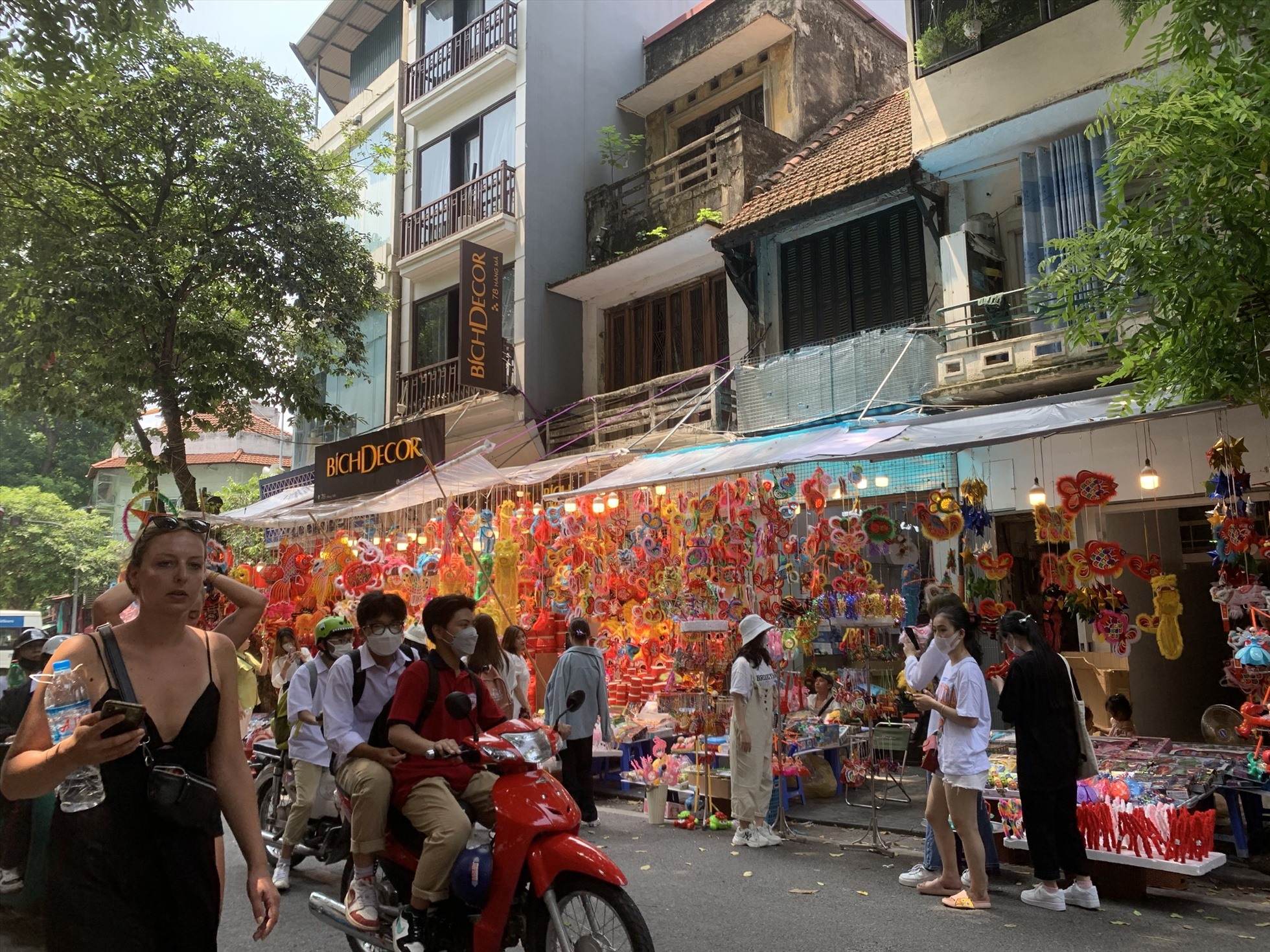 Người đến đây là khách trong nước và cả người nước ngoài.