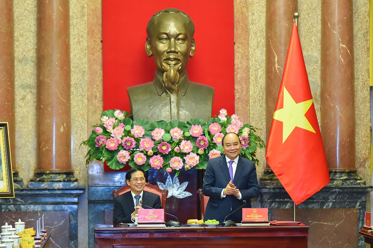Chủ tịch nước Nguyễn Xuân Phúc biểu dương và chúc mừng những đóng góp to lớn, ý nghĩa của ngành ngoại giao. Ảnh: Bộ Ngoại giao