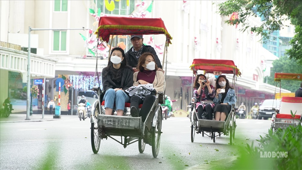Xích lô là phương tiện di chuyển đặc trưng, được nhiều du khách yêu thích khi du lịch Hà Nội.