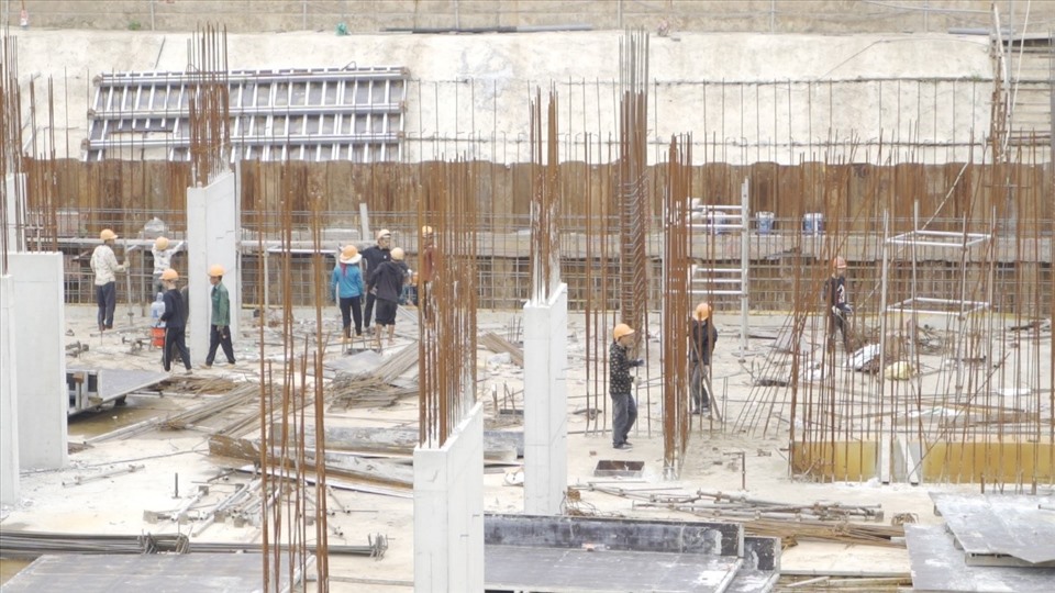 Các công nhân đang thi công hoàn thiện các hạng mục của hạng mục nền móng (Ảnh Khai Sơn City).