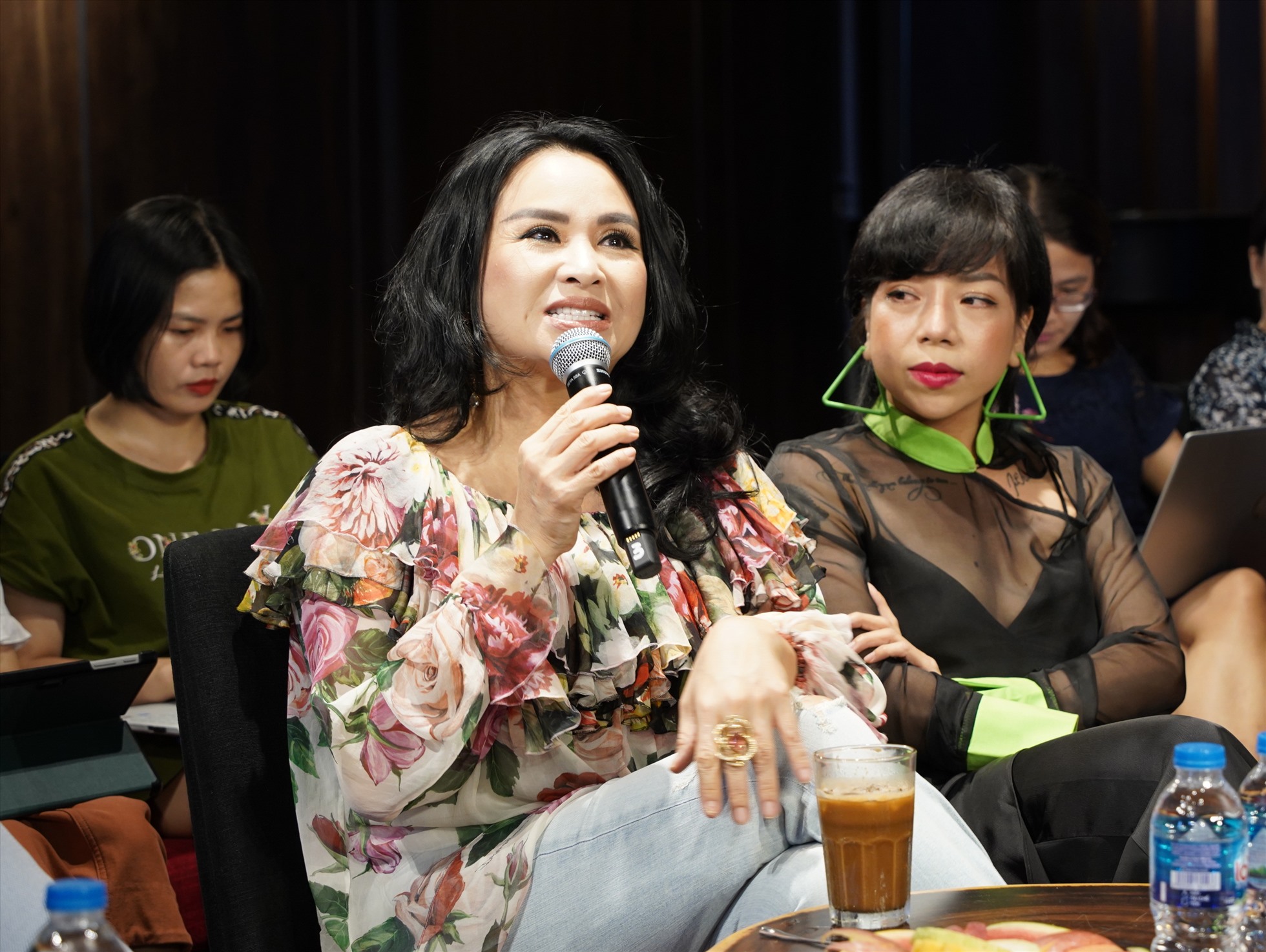 2 ca sĩ Thanh Lam và Minh Chuyên sẽ cùng góp mặt trong đêm nhạc “Miền ký ức“. Với Diva Thanh Lam, nhạc sĩ Phú Quang luôn là người đưa ra những yêu cầu khắt khe khi nữ ca sĩ thể hiện các tác phẩm của mình. Ảnh: BTC