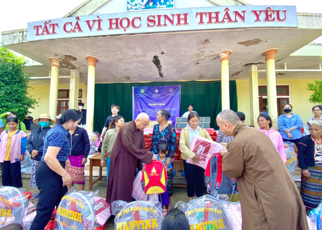 Các hoạt động trao quà từ thiện của Ban Trị sự Giáo hội phật giáo Việt Nam tỉnh Quảng Trị