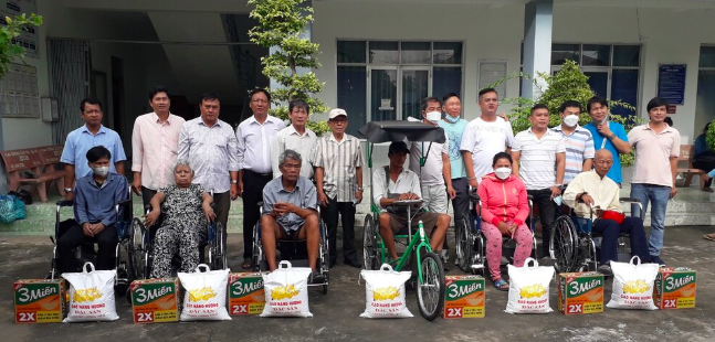 Trao xe lăn xe lắc cho người khuyết tật và phát quà cho học sinh tại Sóc Trăng