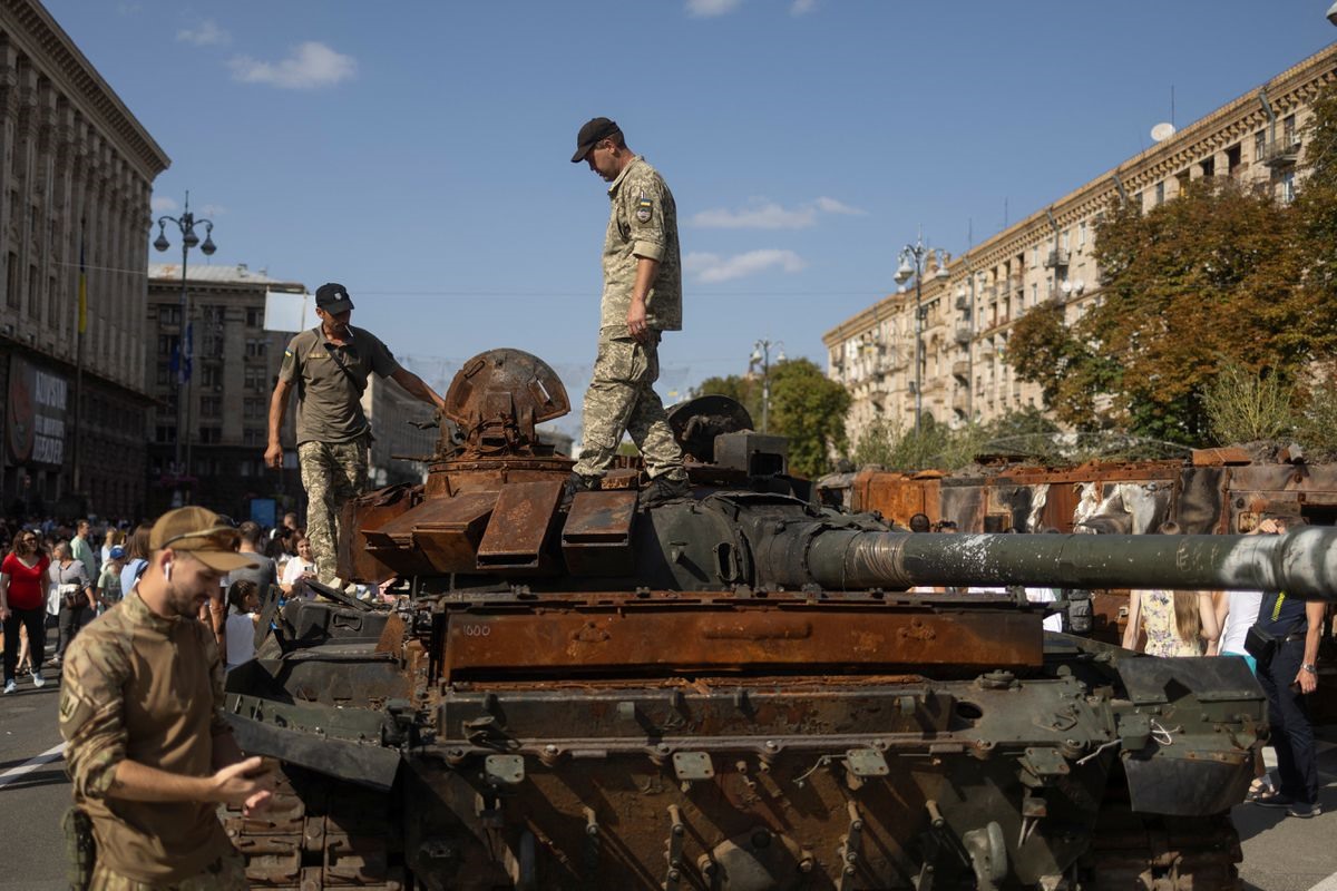 Xác xe tăng Nga ở trung tâm Kiev, ngày 21.8.2022. Ảnh: Reuters