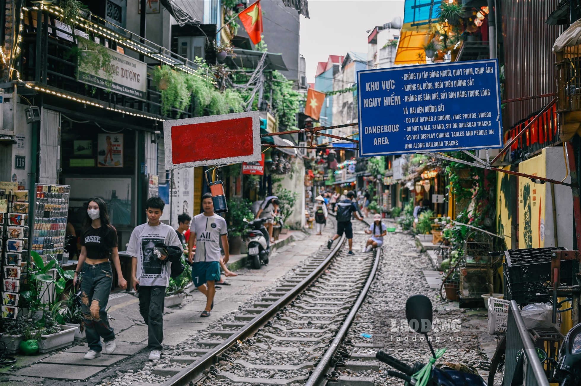 Trước đó, tháng 10.2019, UBND thành phố Hà Nội từng yêu cầu xử lý dứt điểm các hành vi vi phạm trật tự an toàn giao thông đường sắt, ngăn chặn, giải tán các điểm tụ tập đông người, ngồi uống cà phê trong lòng đường sắt. Việc đóng cửa hàng quán tại đây đã gây ra nhiều ý kiến trái chiều.