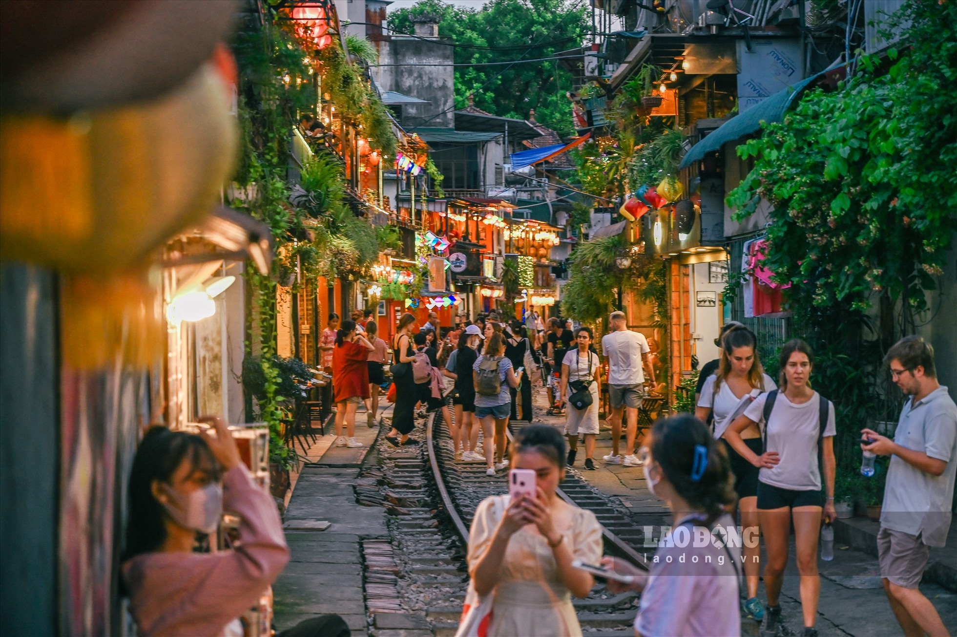 Phố đường tàu là địa điểm du lịch độc đáo, hấp dẫn du khách đến Hà Nội. Chính vì vậy cần có những đề án để đảm bảo an toàn cũng như phát triển du lịch bền vững tại nơi đây.
