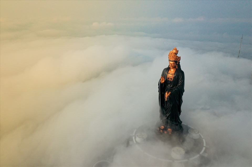 Tượng Phật Bà bằng đồng cao nhất Châu Á toạ lạc trên đỉnh núi Bà Đen. Ảnh: Hà