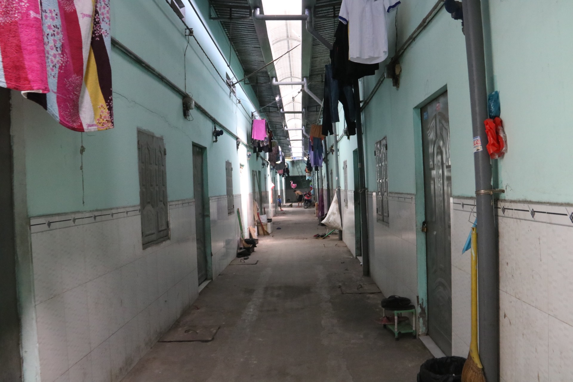 Ở nhiều nhà trọ khác trên địa bàn thị xã Tân Uyên cũng vắng công nhân lao động, chỉ còn 50-60% số phòng cho thuê.