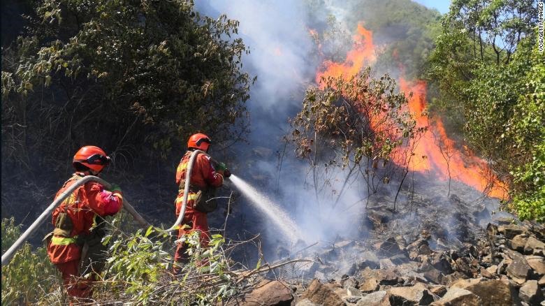 Lính cứu hỏa dập đám cháy rừng ở Trùng Khánh ngày 22.8. Ảnh chụp màn hình