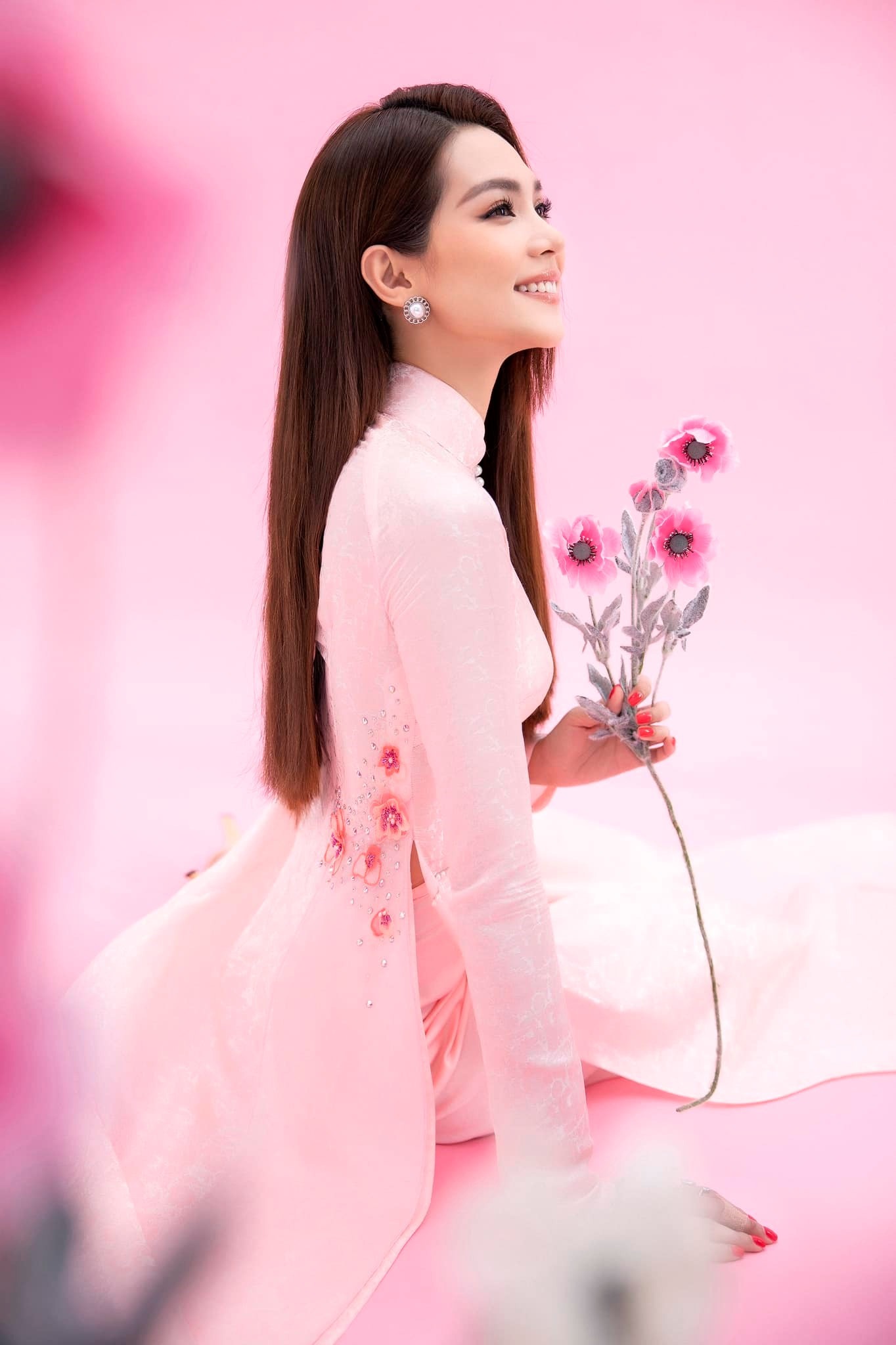 Hoa hậu Quốc tế 2019 và Á hậu Phương Anh cũng từng chọn áo dài của Ngô Nhật Huy để thực hiện một bộ ảnh kỷ niệm.Ảnh: NSCC.