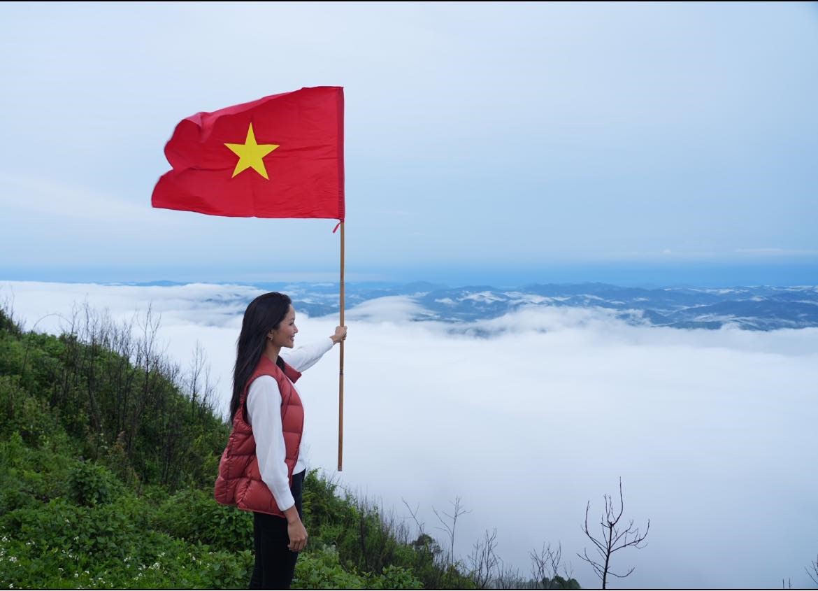 Ngày 20.8 người đẹp Đắk Lắk có những giây phút nhiều cảm xúc khi lần đầu chào cờ trên cột mốc số 0 tại cực Tây A Pa Chải. Cột mốc số 0 là ngã ba biên giới đặc biệt của 3 nước Việt Nam - Lào - Trung Quốc. Đây là điểm được mệnh danh là nơi một con gà gáy ba nước cùng nghe.
