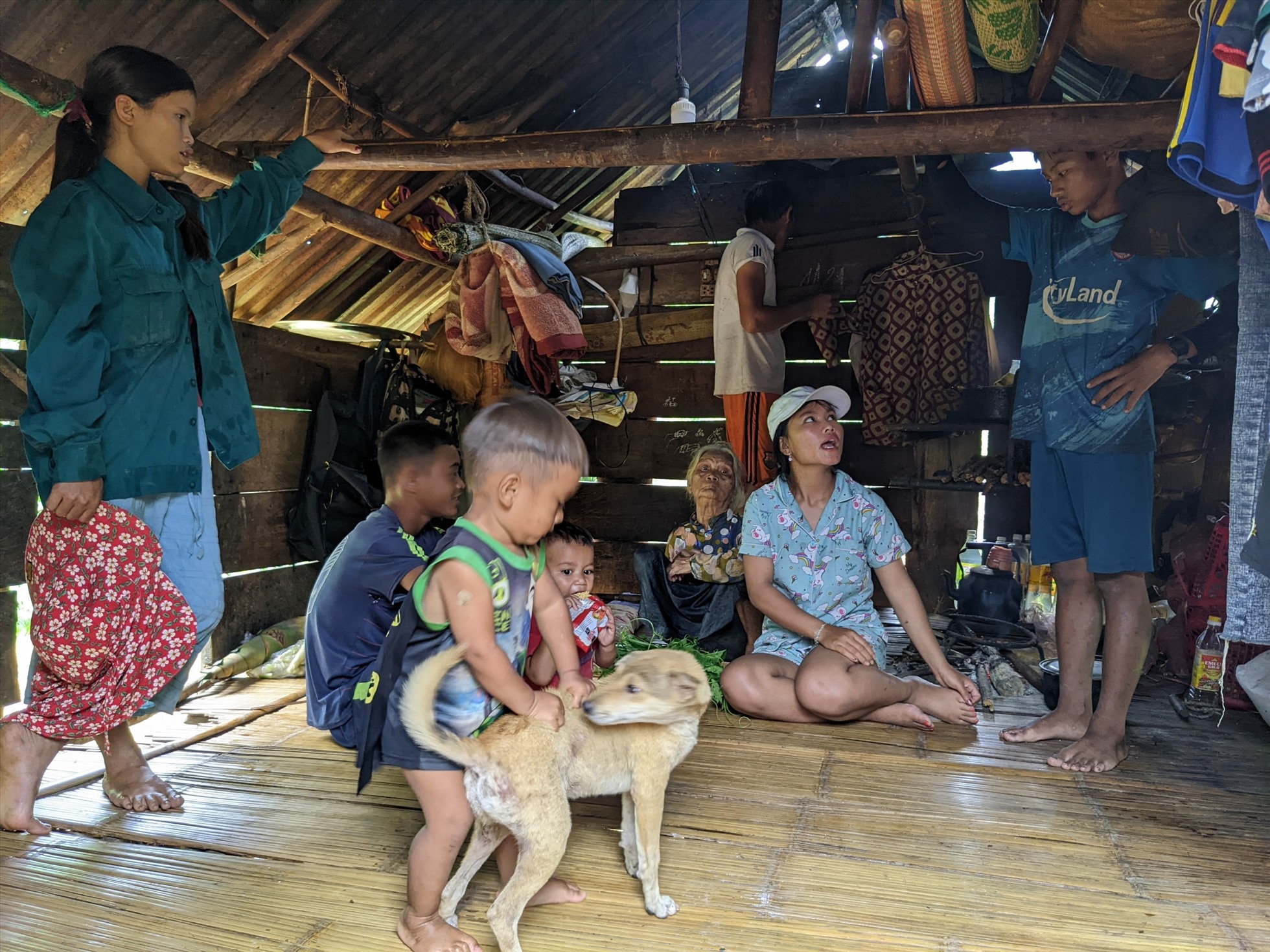 Nhiều người dân ở xã Sơn Long, huyện Sơn Tây (Quảng Ngãi) lo lắng bởi các đợt rung lắc do động đất xảy ra ở huyện Kon Plông, tỉnh Kon Tum.
