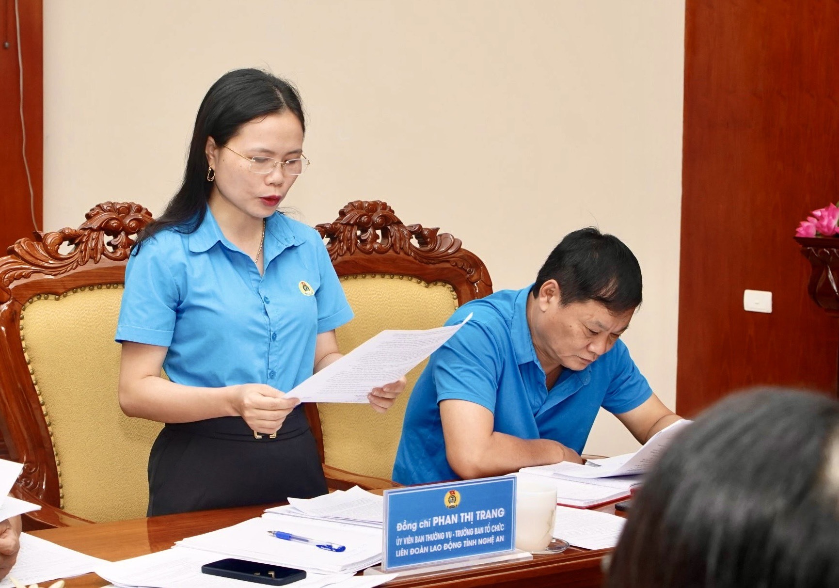 Bà Phan Thị Trang - Trưởng ban Tổ chức Liên đoàn Lao động tỉnh trình bày nội dung Đề án “Nâng cao chất lượng và hiệu quả hoạt động công đoàn cơ sở tại Khu Kinh tế Đông Nam và công đoàn cơ sở có đông công nhân lao động“. Ảnh: Quỳnh Trang