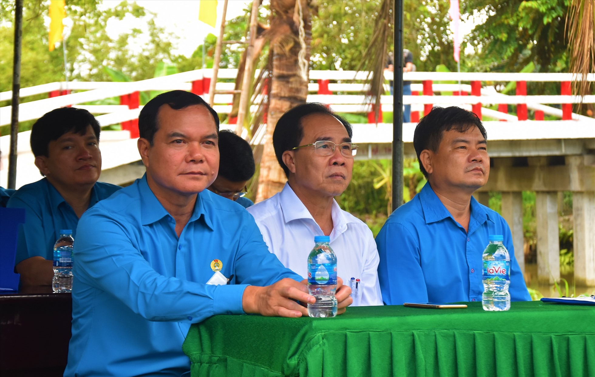 Sáng ngày 24.8, đồng chí Nguyễn Đình Khang - Ủy viên Trung ương Đảng, Chủ tịch Tổng LĐLĐ Việt Nam, đồng chí Phan Văn Anh - Phó Chủ tịch Tổng LĐLĐ Việt Nam, lãnh đạo LĐLĐ TP.Cần Thơ, lãnh đạo Huyện ủy, UBND huyện Phong Điền cùng người dân xã Trường Long tham dự Lễ khánh thành 3 cây cầu ở huyện Phong Điền (TP.Cần Thơ) do Quỹ xã hội Từ thiện Tấm lòng Vàng Lao Động hỗ trợ xây dựng.