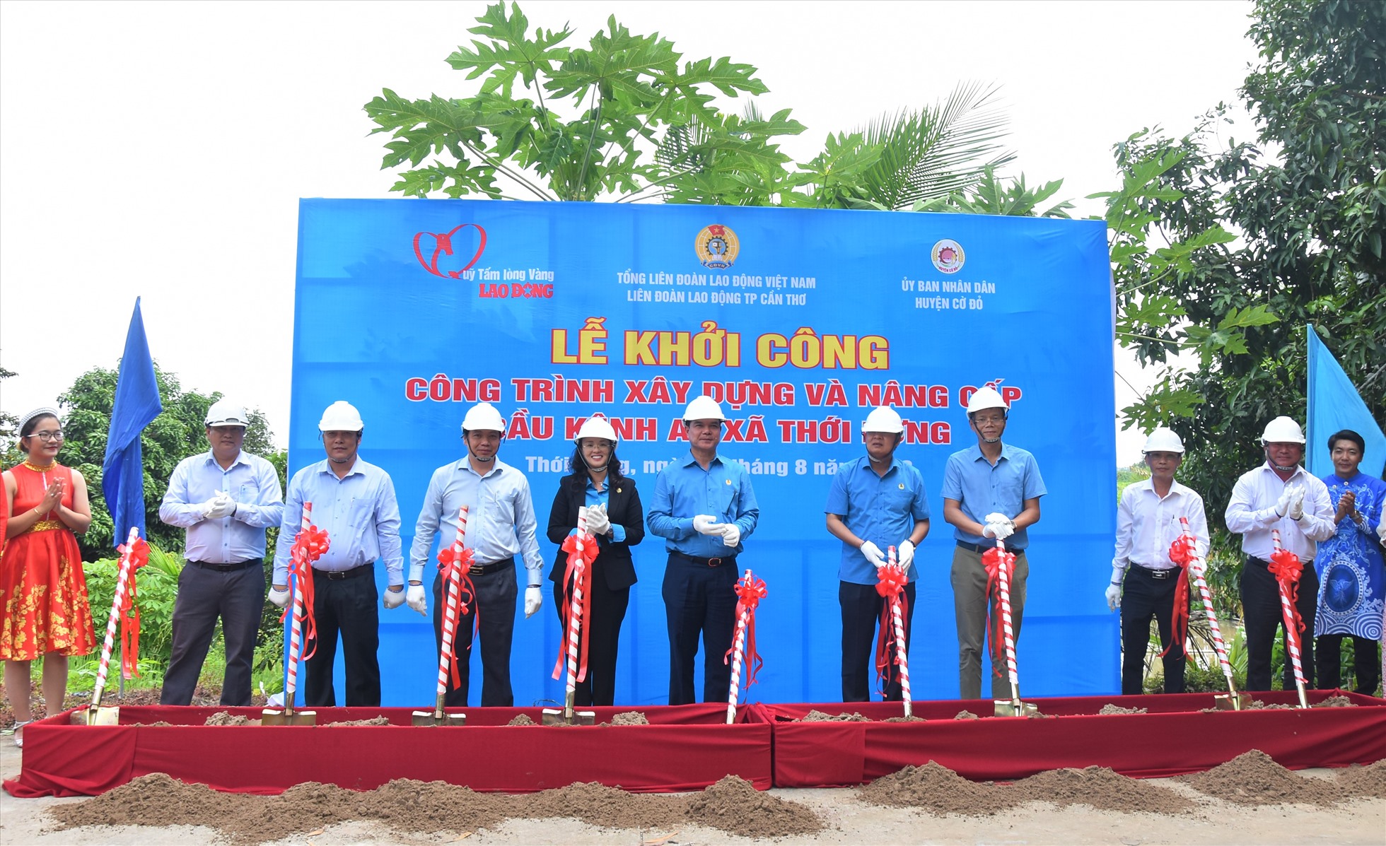 Lãnh đạo Tổng LĐLĐ Việt Nam, lãnh đạo LĐLĐ TP Cần Thơ và lãnh đạo huyện ủy, UBND huyện Cờ Đỏ tại Lễ khởi công cây cầu Kênh A7.
