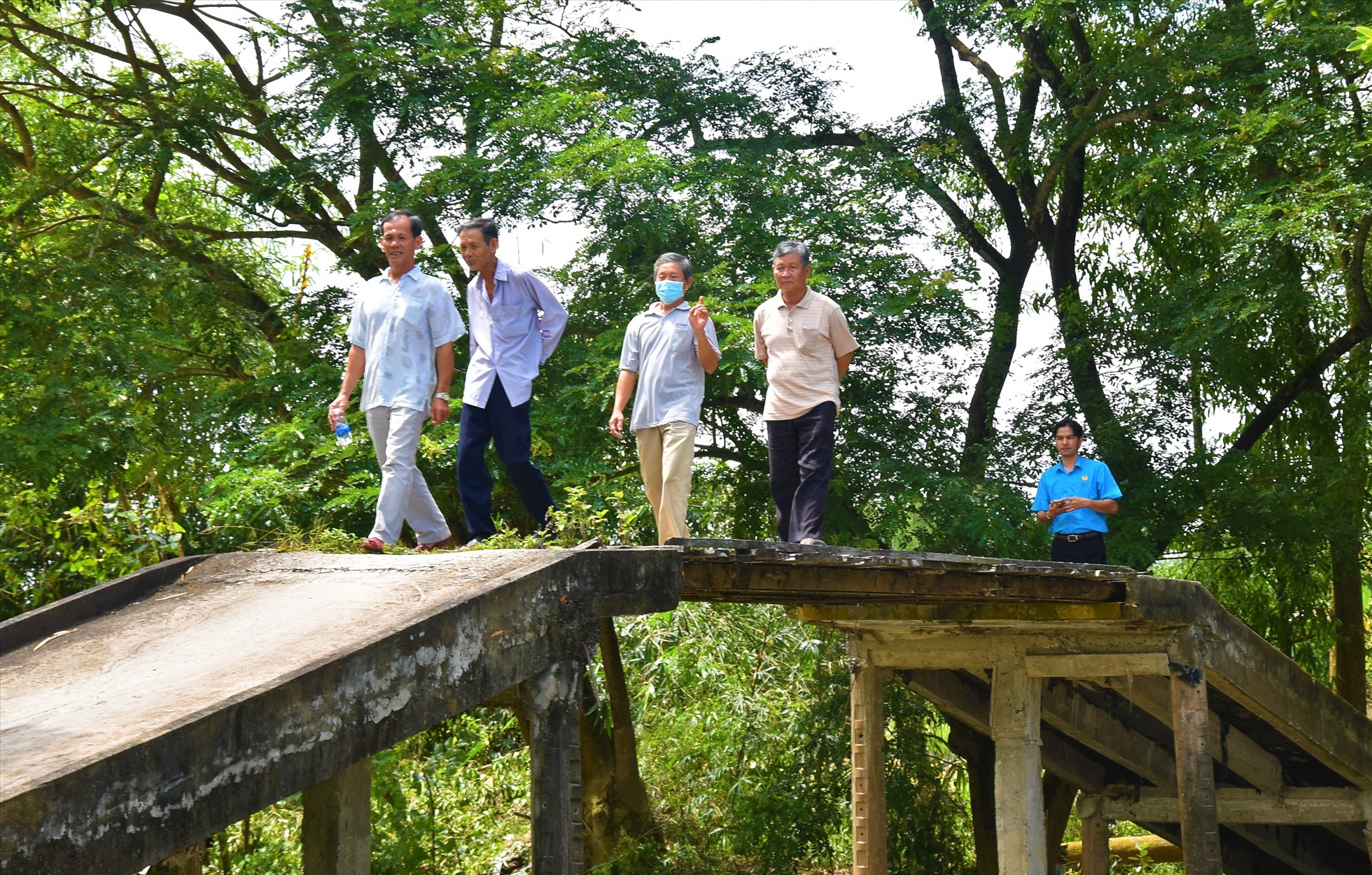 Nghe tin cầu Kênh A7 khởi công xây dựng, sáng hôm nay, ông Mai Ngọc Sướng (75 tuổi, ấp 3, xã Thới Hưng, huyện Cờ Đỏ) cùng con cháu đến từ sáng sớm. Không giấu được niềm phấn khởi, ông Sướng, cho biết: Việc khởi công xây dựng và nâng cấp cầu kênh A7 đối với người dân chúng tôi mà nói là niềm hạnh phúc. Chúng tôi mong ngóng có một cây cầu mới phục vụ giao thông, di chuyển từ lâu. Hay tin, Quỹ xã hội Từ thiện Tấm Lòng Vàng Lao Động hỗ trợ xây dựng, suốt cả tháng nay, chúng tôi ai nấy cũng đều háo hức.