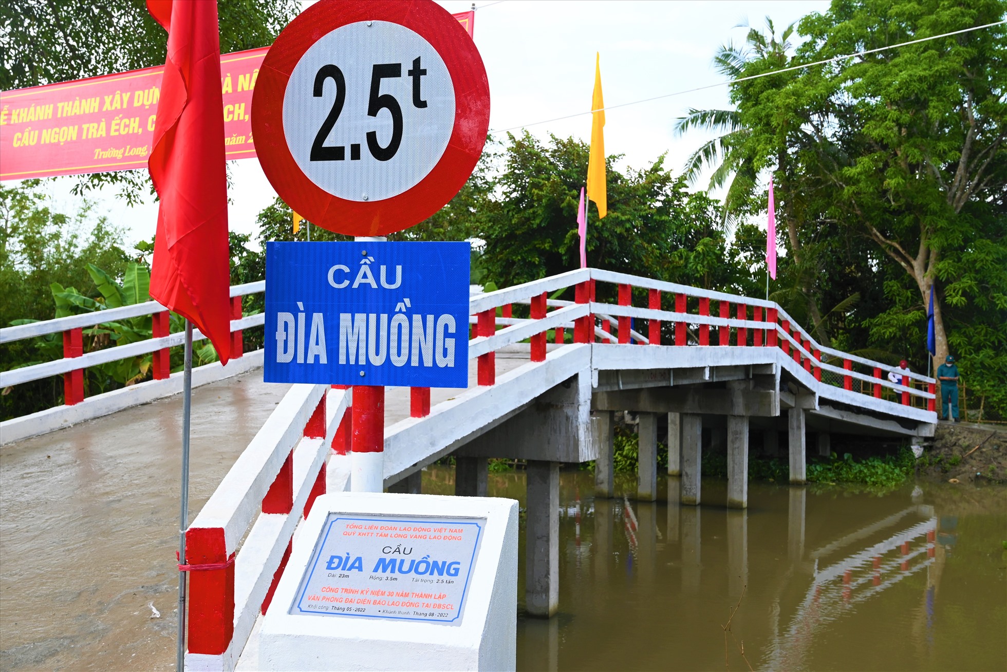 Được khởi công vào ngày 4.5, 3 cây cầu tại xã Trường Long, huyện Phong Điền, TP Cần Thơ gồm cầu Ngọn Trà Ếch, cầu Ba Bích và cầu Đìa Muồng đã chính thức được đưa vào hoạt động từ ngày 24.8.2022. Công trình được tổng mức đầu tư 1,5 tỉ đồng do Quỹ Xã hội từ thiện (XHTT) Tấm Lòng Vàng Lao Động, Tổng Liên đoàn lao động Việt Nam (LĐLĐVN) tài trợ 71%,  UBND huyện Phong Điền đối ứng 29%.