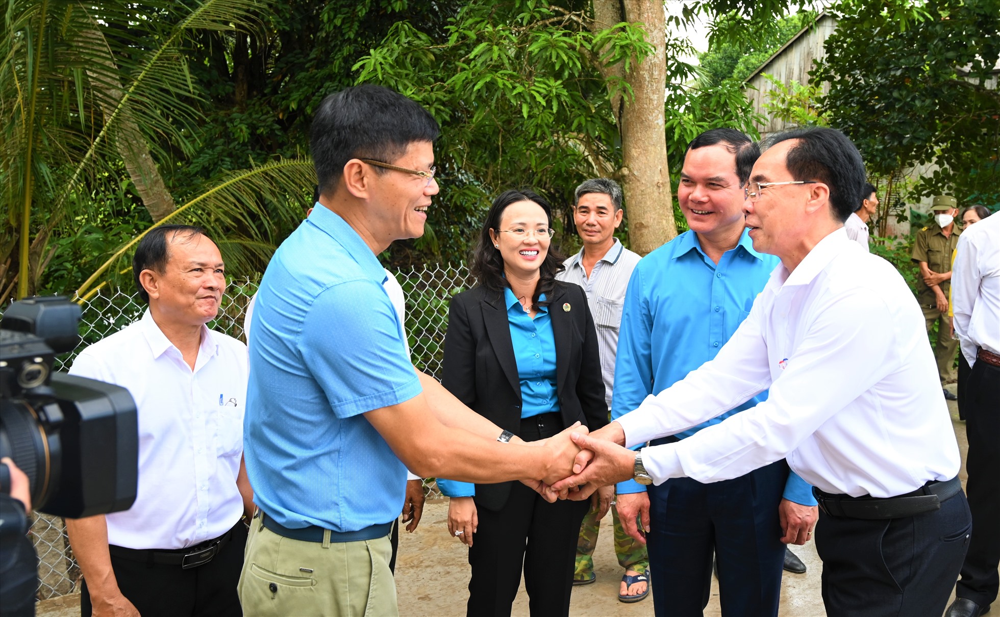 Bí thư Huyện ủy Phong Điền Đào Ngọc Chi (áo trắng, đứng thứ nhất bên phải) cảm ơn Tổng Biên tập Báo Lao Động, Giám đốc Quỹ xã hội Từ thiện Tấm lòng Vàng Lao Động Nguyễn Ngọc Hiển (áo xanh bên trái) đã hỗ trợ kinh phí xây dựng 3 cây cầu trên địa bàn. Ảnh: Tr.N