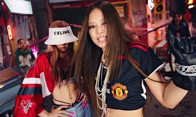 Jennie gât sốt với chiếc áo thể thao của Manchester United. Ảnh: CMH