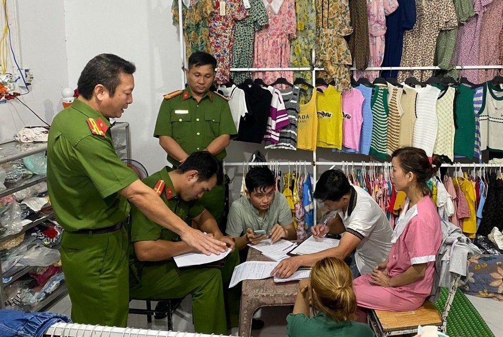 Công an huyện Trà Bồng bắt quả tang hai phụ nữ ghi lô đề. Ảnh Công an