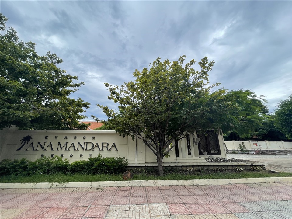 Resort Anamadra bắt đầu tháo dỡ một số hàng rào bên ngoài.