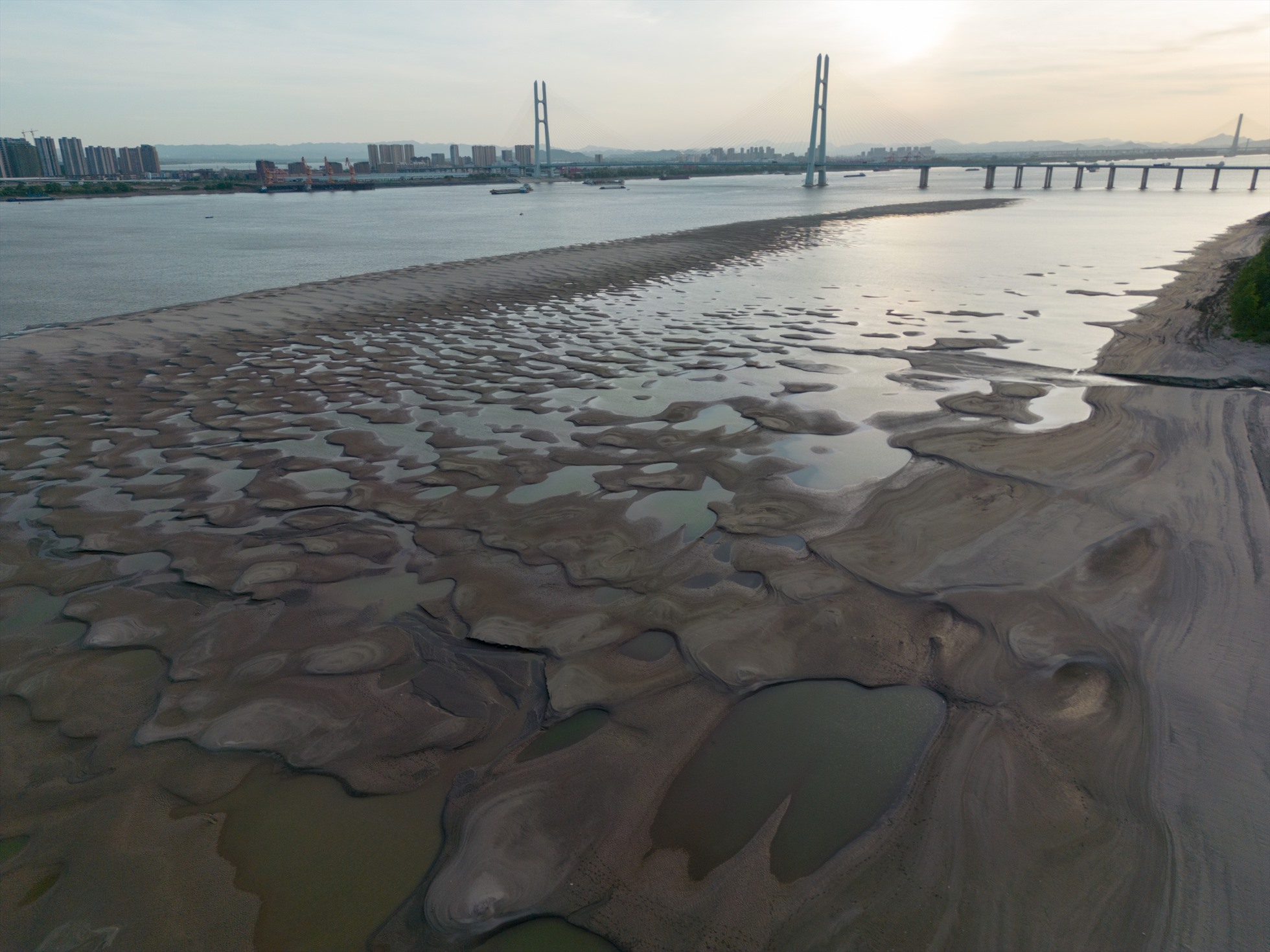 Sông Dương Tử cạn kiệt nước, ngày 13.8.2022. Ảnh: VCG