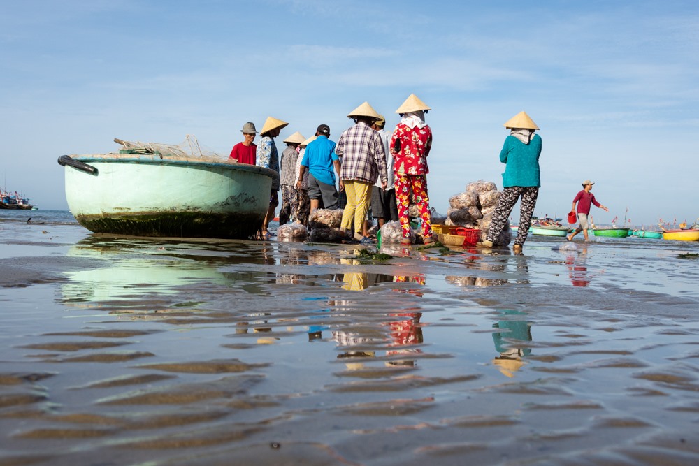 3. Tham quan làng chài và chợ Mũi Né. Ghé thăm làng chài, du khách có thể khám phá cuộc sống, công việc của những người dân địa phương. Hình ảnh những con thuyền sặc sữa giữa nền trời xanh, nước trong vắt tạo nên khung cảnh kỳ vỹ, tuyệt đẹp.