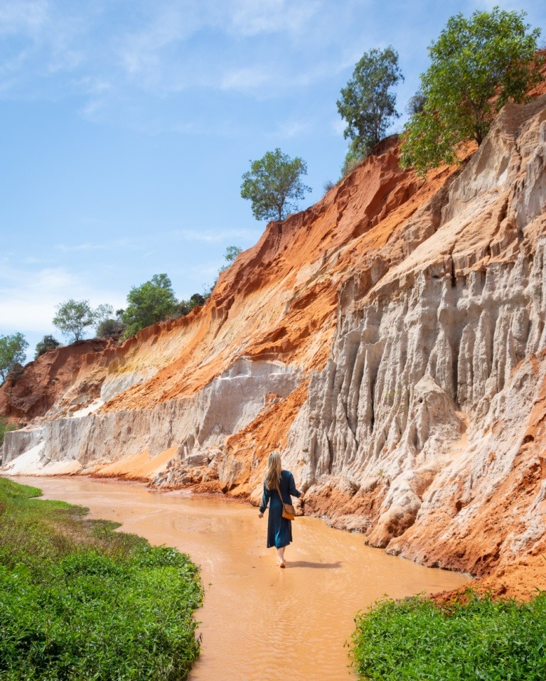 5. Đi dạo quanh Suối Tiên. Suối Tiên ở Mũi Né hay còn gọi là suối Hồng, có nước suối màu đỏ cam do hòa với màu cát, nhìn vô cùng độc đáo và bắt mắt. Đi dạo ở đây, du khách sẽ được hòa mình vào cảnh đẹp thiên nhiên, tươi mát, đồng thời chụp cho mình những bức ảnh tuyệt đẹp.