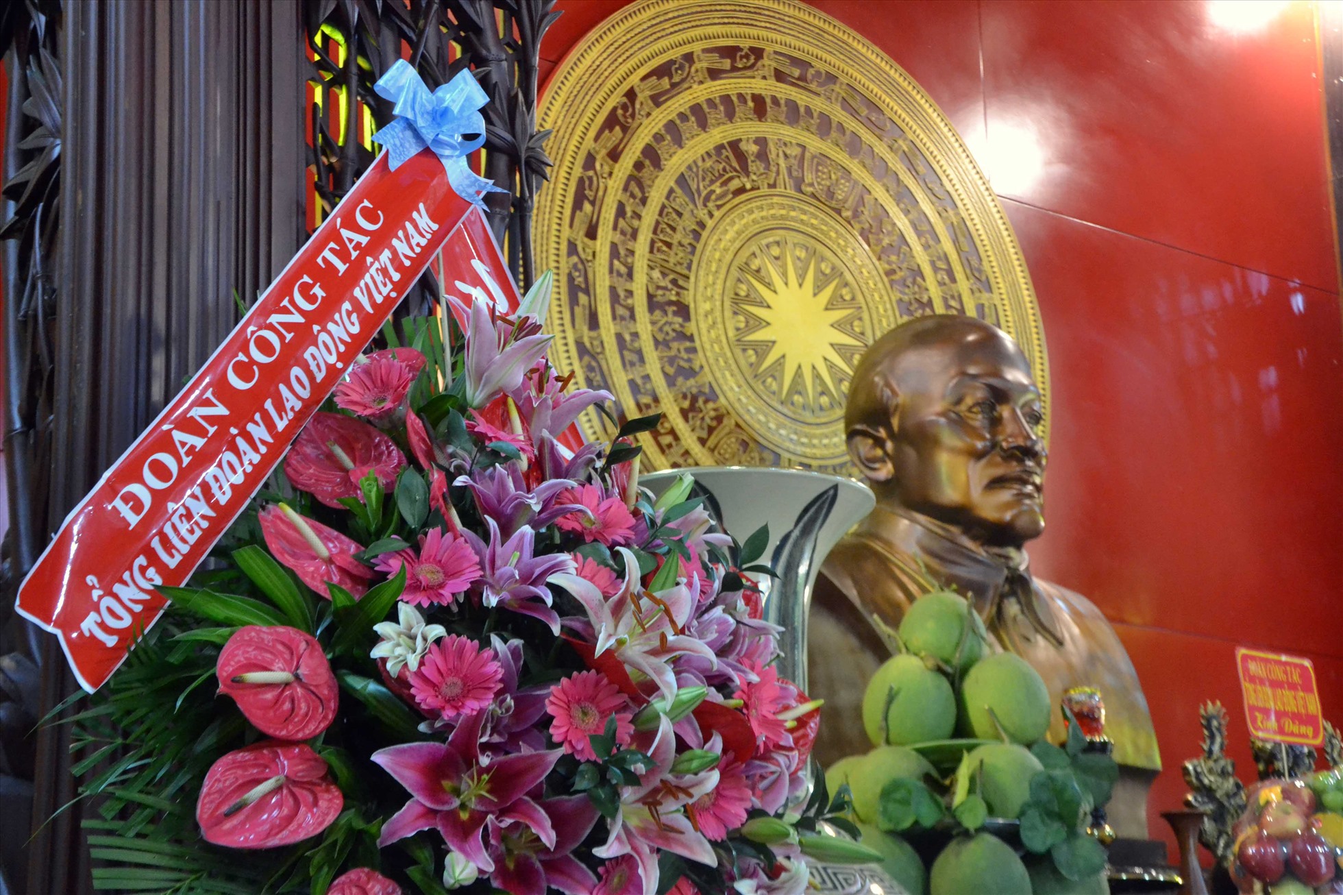 Hoa của đoàn công tác Tổng LĐLĐ Việt Nam dâng lên bàn thờ Bác Tôn. Ảnh: LT