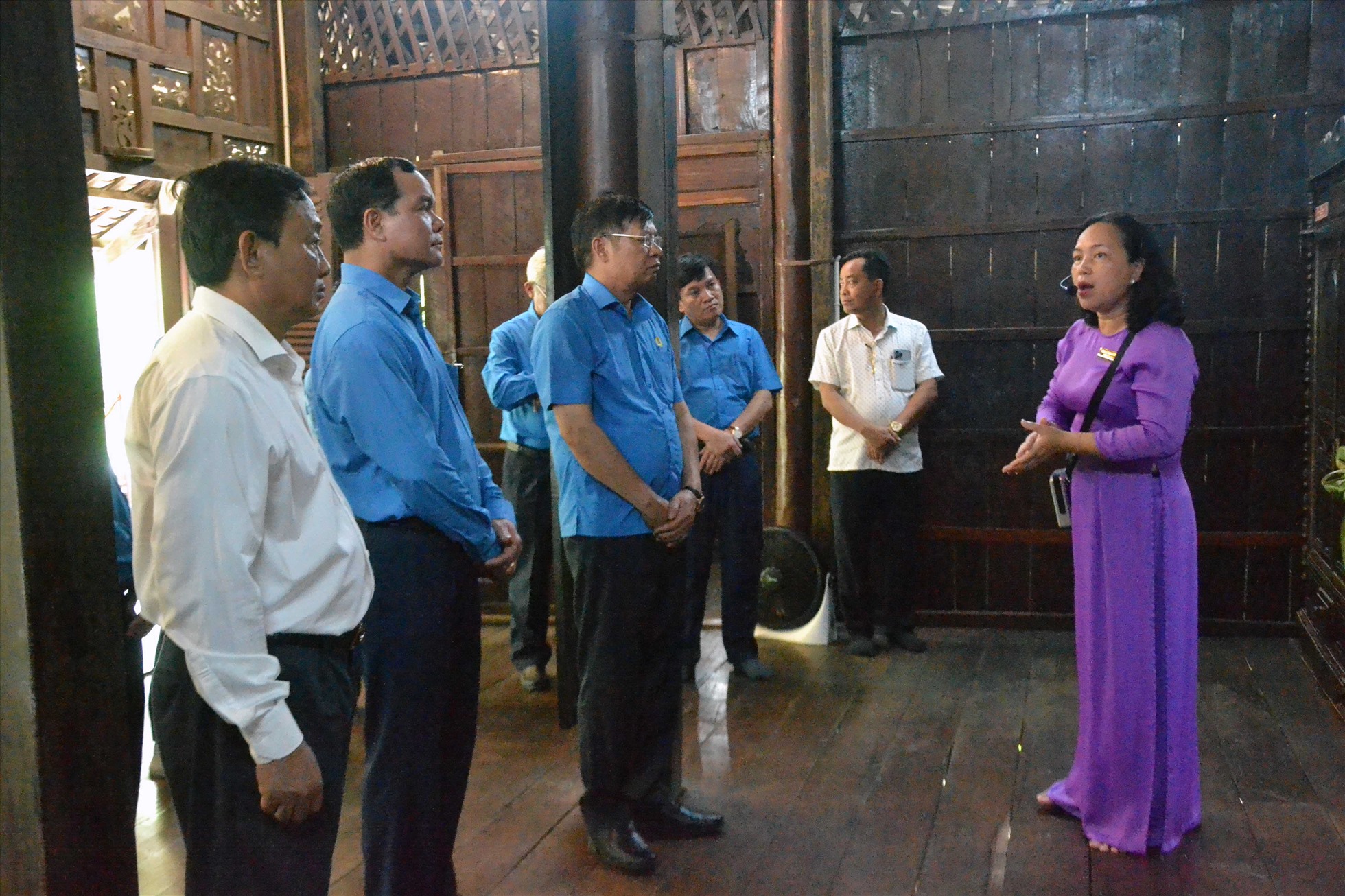 Đoàn công tác Tổng LĐLĐ Việt Nam nghe thuyết minh về lịch sử Ngôi nhà thời niên thiếu của Chủ tịch Tôn Đức Thắng được xây dựng lần đầu vào năm 1887. Ảnh: LT