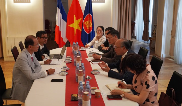 Tại buổi làm việc.