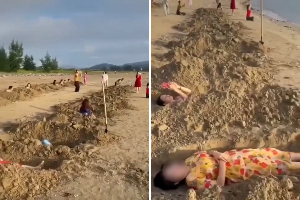 Những du khách dùng xẻng đào hố cát trên bờ biển Cửa Lò. Ảnh: Chụp màn hình