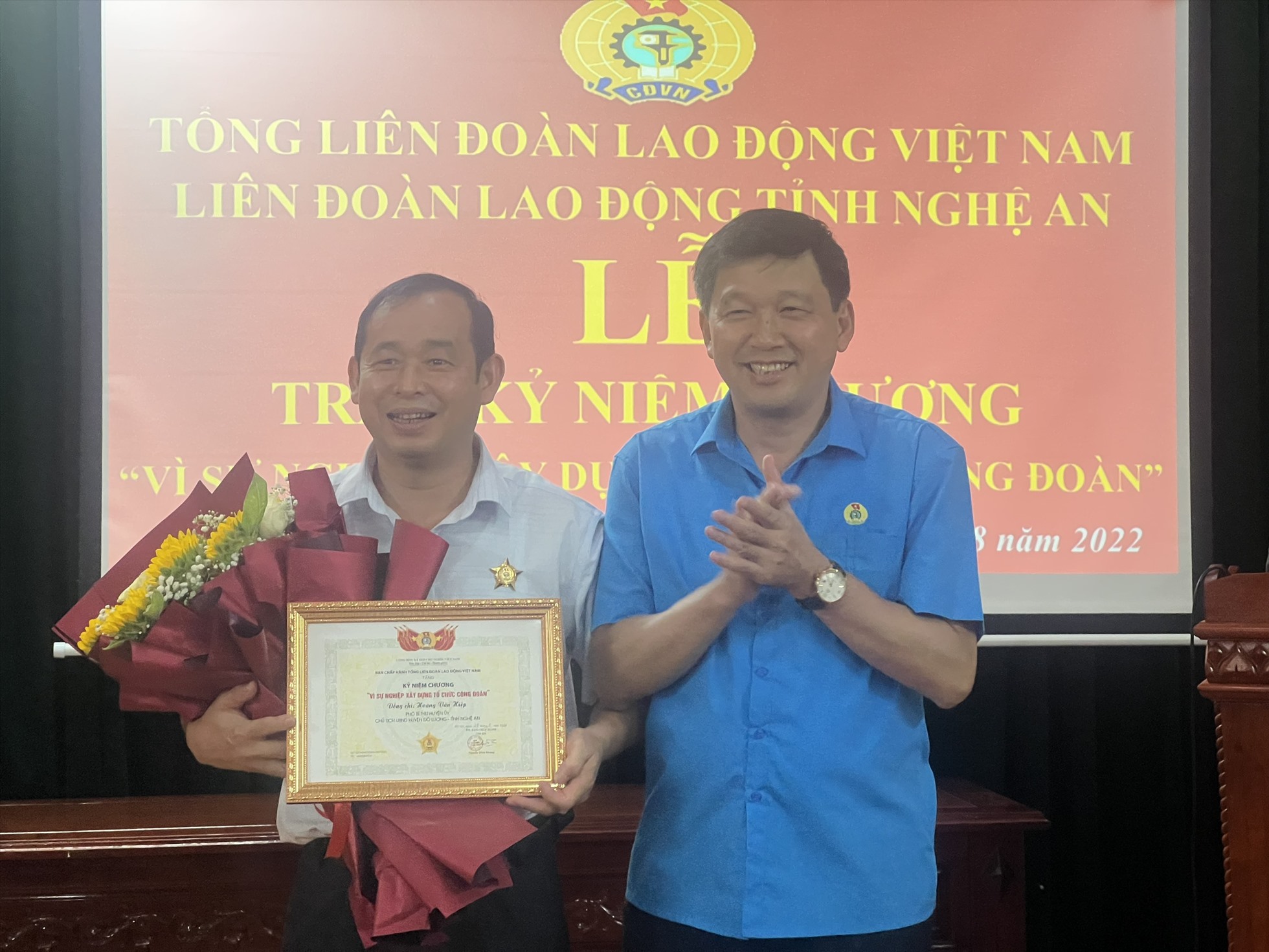 Đồng chí Kha Văn Tám trao tặng kỷ niệm chương vì sự nghiệp công đoàn cho Hoàng Văn Hiệp, Phó Bí thư Huyện ủy, Chủ tịch UBND huyện Đô Lương. Ảnh: T.T