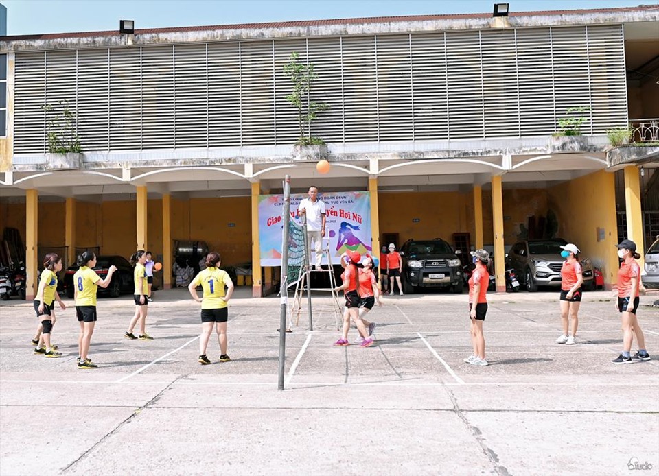 Thi đấu giao hữu bóng chuyền hơi - một trong những hoạt động tại buổi sinh hoạt của Câu lạc bộ nữ công nhân lao động Đường sắt khu vực Yên Bái. Ảnh: CĐN