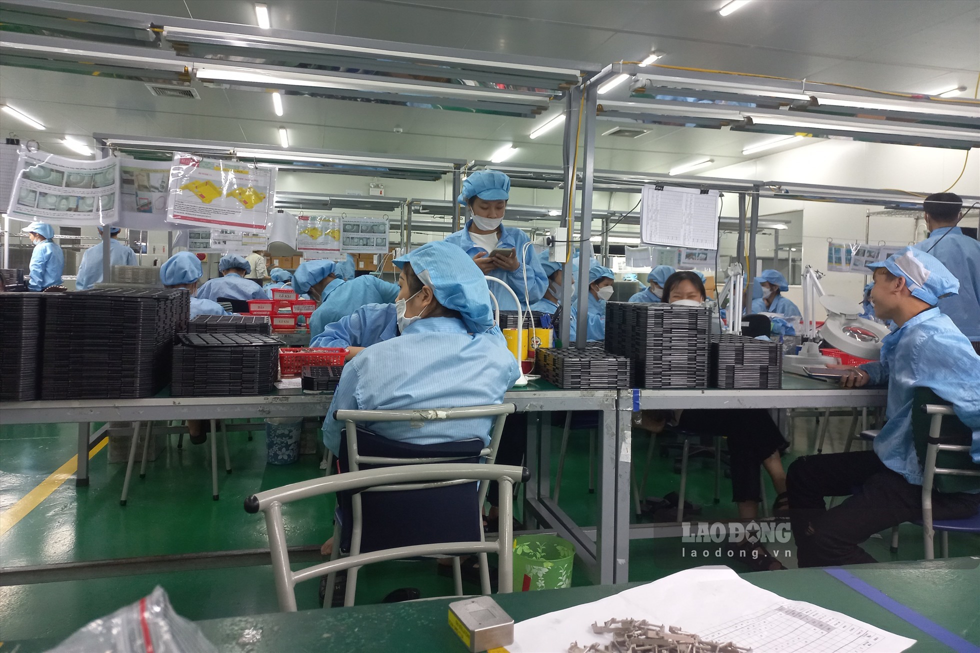 Không khó để bắt gặp những lao động dưới 18 tuổi nhan nhản làm việc trong các phân xưởng, nhà máy. Ảnh: NHÓM PV.