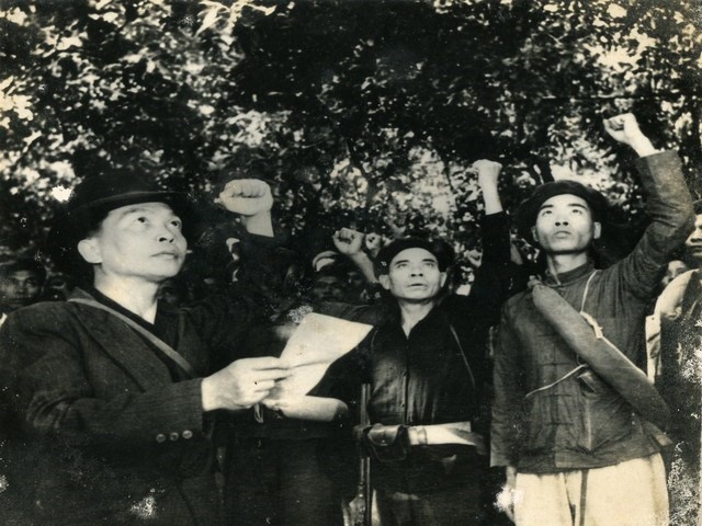 Đội trưởng Đội Việt Nam Tuyên truyền Giải phóng quân Võ Nguyên Giáp đọc tuyên thệ tại lễ thành lập, ngày 22.12.1944. Ảnh tư liệu