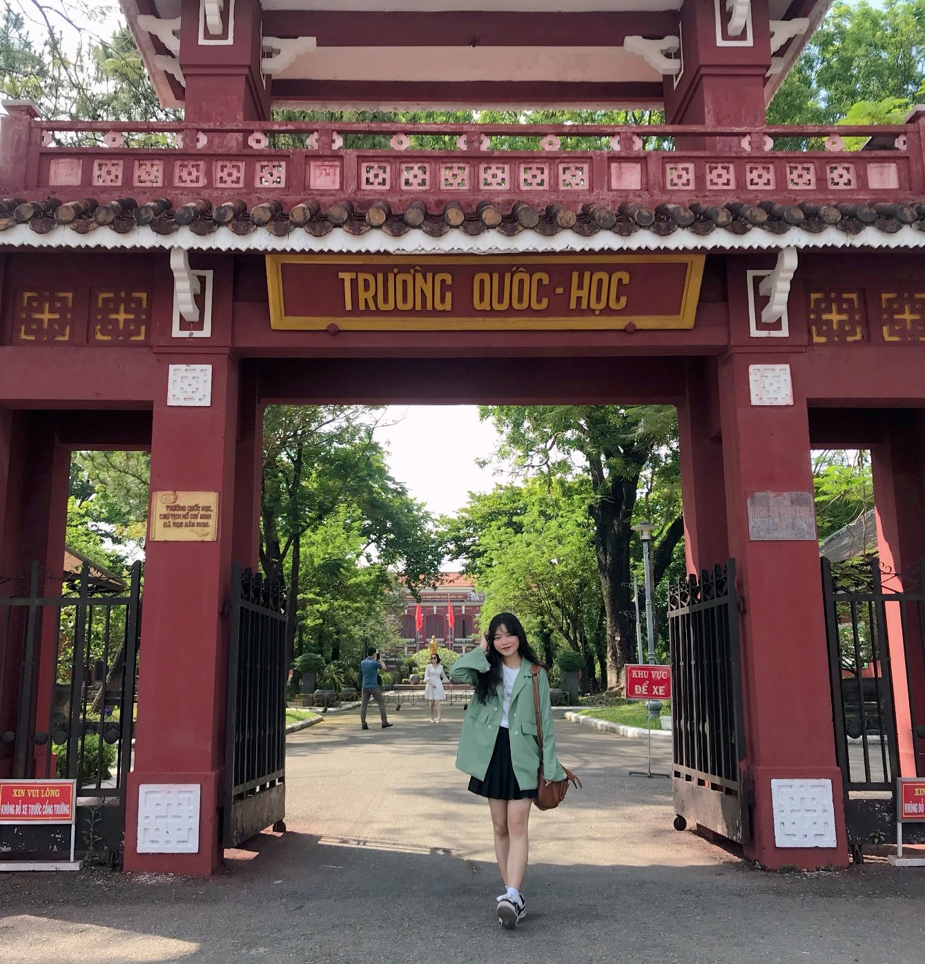 9h sáng, Thảo bắt đầu hành trình khám phá Huế. Trên đường đi ăn bún bò Huế, Thảo ghé qua thăm trường Quốc học Huế.