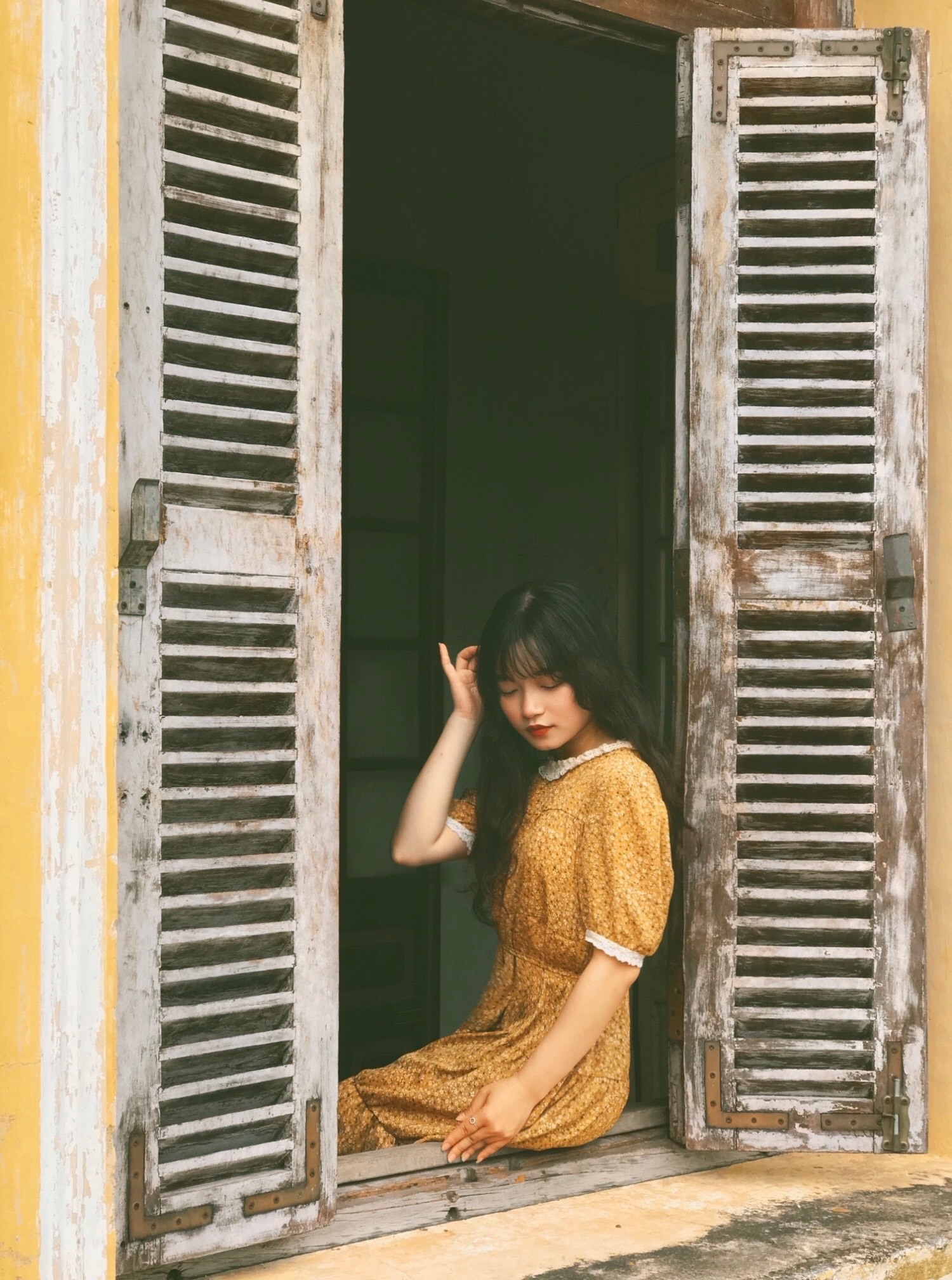 “Phải đi Huế, bạn mới cảm nhận được hết câu hát “Vẻ đẹp Huế chẳng nơi nào có được. Nét dịu dàng pha lẫn trầm tư“. Nhiều người chê Huế buồn nhưng với mình, Huế thật yên bình và vẫn giữ được nhiều nét cổ kính, xưa cũ nhất. Những ai yêu sự hoài cổ và thích sống chậm thì đừng bỏ qua Huế”, Thảo cho hay.